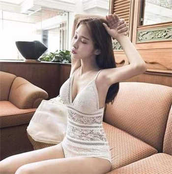 金甁梅葡萄架下荡秋千