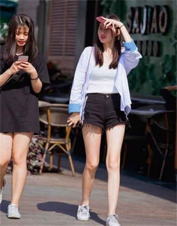 总裁把红酒倒进花蕊堵住