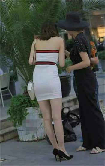 一男一女在打扑克动漫