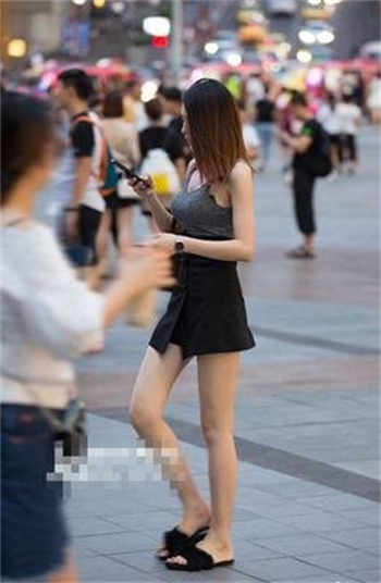 抖音里有个总穿旗袍的女的