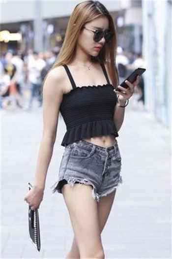 一个女的穿围裙开头