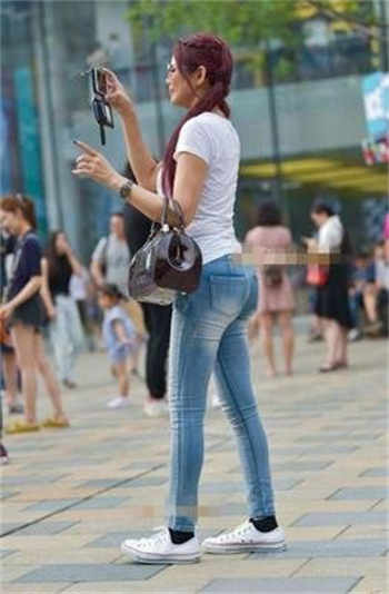 黑桃纹身女