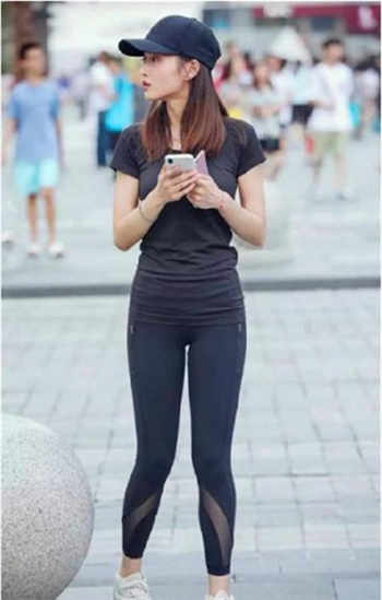 女外卖员送披萨看见很大