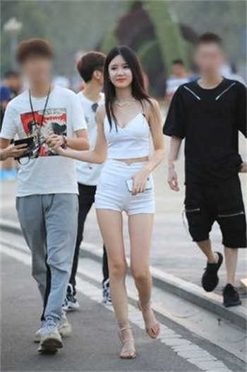 绿巨人与寡姐打扑克动图
